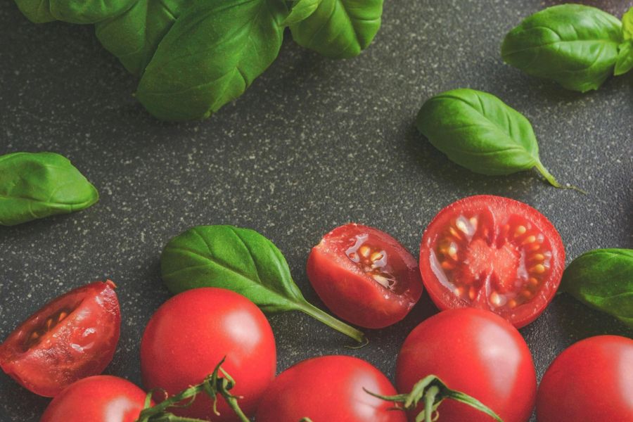 tomate cherry y albahaca